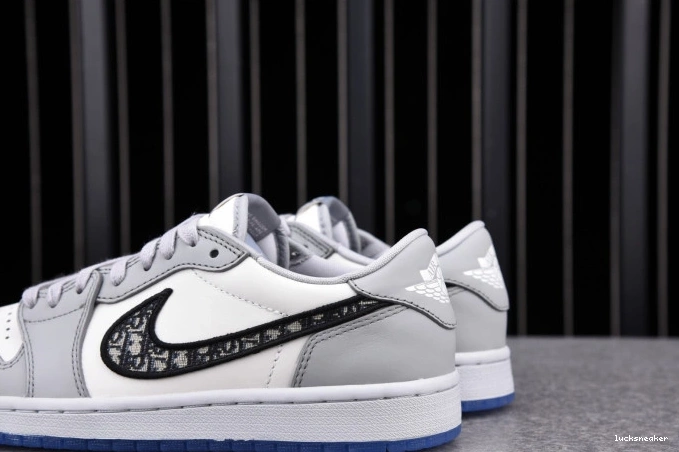 Rep LUCY JORDAN DR X CN8607-002 LOW box) 1 (DR OG shoe 0814